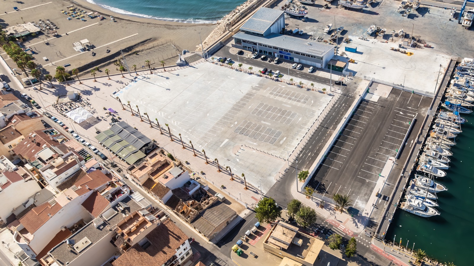 Ubicación: Puerto La Caleta, 29751, Caleta de Vélez (Málaga) Objetivo: Reordenar la zona de levante incorporando: viario, aparcamiento, aparcamiento de autocaravanas y vegetación. Trabajos a realizar: • Reordenar 16.500m2 aproximadamente, dotando de continuidad al carril bici y recorridos peatonales. • Demoler los restos de cimentación de los edificios ya desmontados. • Nuevo vial para tráfico rodado de conexión entre la calle Miguel Ariza y la calle Las Casillas, anulando la existente. • Vial de tráfico rodado actual se urbanizará un espacio peatonal-ciclista dotándolo de elementos de mobiliario urbano y de vegetación. • Trasladar los equipos e instalaciones de área de autocaravanas. • Dotar de servicios de electricidad, alumbrado, telecomunicaciones, abastecimiento, saneamiento y riego a los viales y parcelas resultantes.