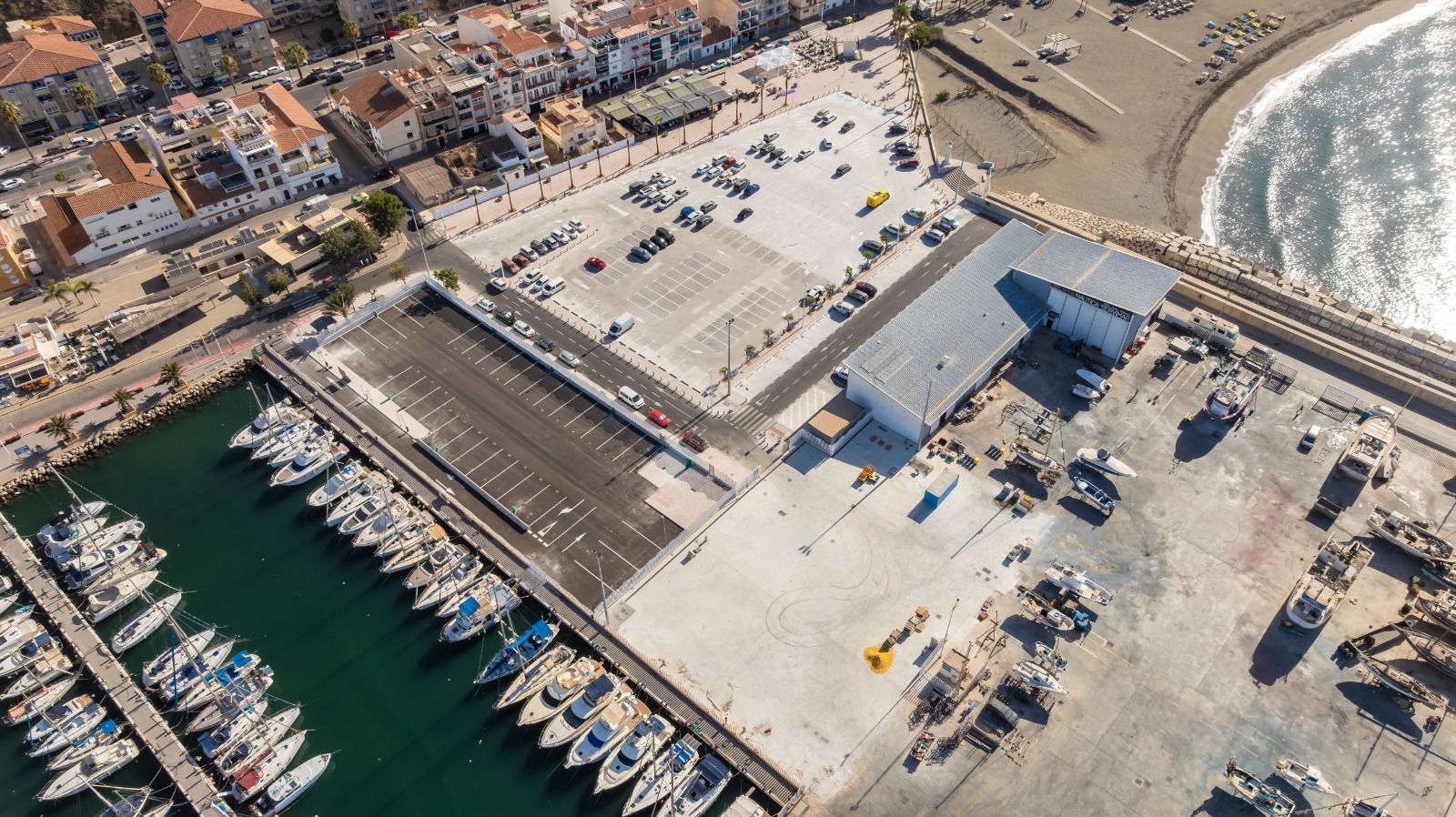 Ubicación: Puerto La Caleta, 29751, Caleta de Vélez (Málaga)<br />
Objetivo: Reordenar la zona de levante incorporando: viario, aparcamiento, aparcamiento de autocaravanas y vegetación.<br />
Trabajos a realizar:<br />
•	Reordenar 16.500m2 aproximadamente, dotando de continuidad al carril bici y recorridos peatonales.<br />
•	Demoler los restos de cimentación de los edificios ya desmontados.<br />
•	Nuevo vial para tráfico rodado de conexión entre la calle Miguel Ariza y la calle Las Casillas, anulando la existente.<br />
•	Vial de tráfico rodado actual se urbanizará un espacio peatonal-ciclista dotándolo de elementos de mobiliario urbano y de vegetación.<br />
•	Trasladar los equipos e instalaciones de área de autocaravanas.<br />
•	Dotar de servicios de electricidad, alumbrado, telecomunicaciones, abastecimiento, saneamiento y riego a los viales y parcelas resultantes.<br />
