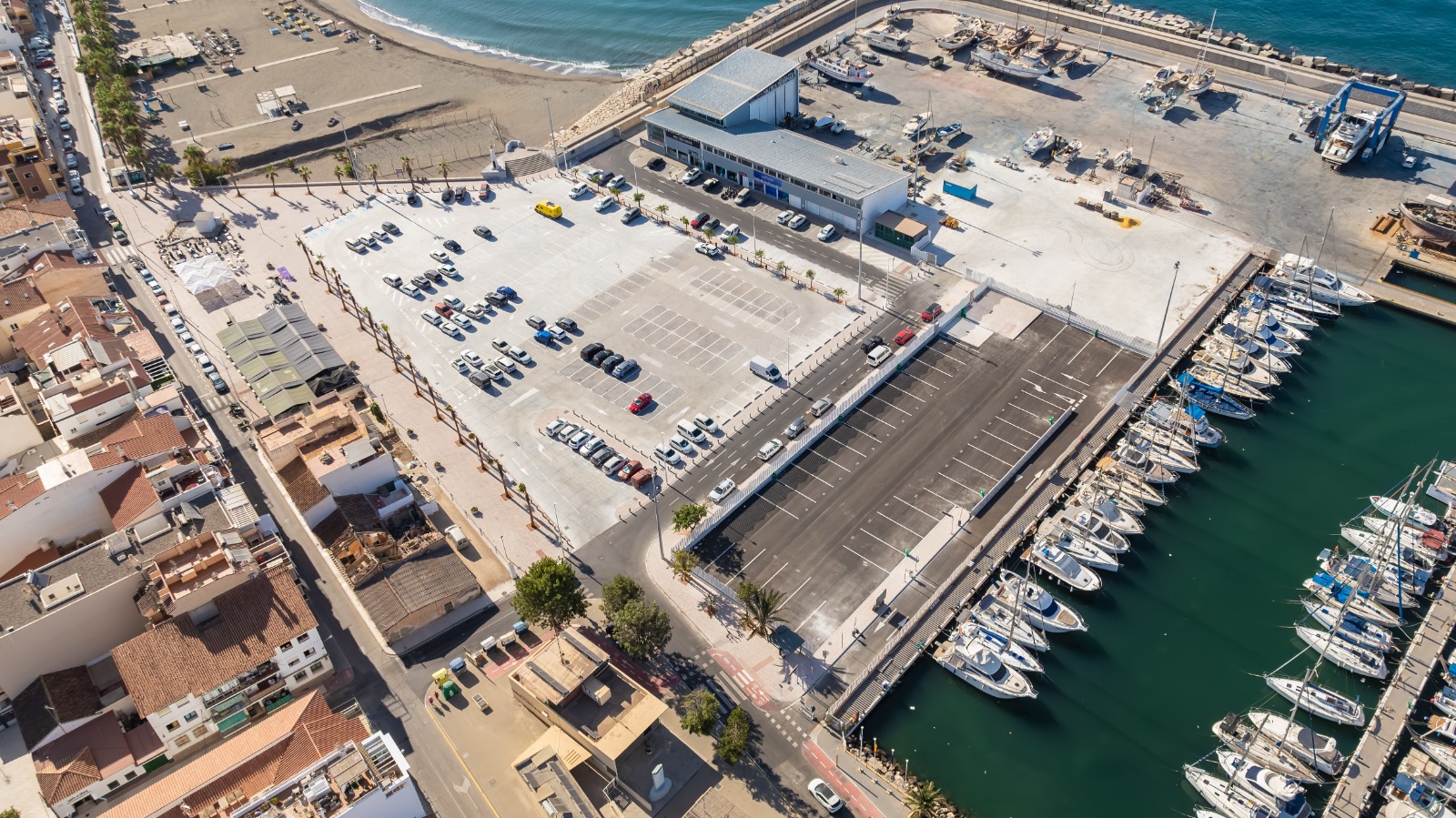Ubicación: Puerto La Caleta, 29751, Caleta de Vélez (Málaga)<br />
Objetivo: Reordenar la zona de levante incorporando: viario, aparcamiento, aparcamiento de autocaravanas y vegetación.<br />
Trabajos a realizar:<br />
•	Reordenar 16.500m2 aproximadamente, dotando de continuidad al carril bici y recorridos peatonales.<br />
•	Demoler los restos de cimentación de los edificios ya desmontados.<br />
•	Nuevo vial para tráfico rodado de conexión entre la calle Miguel Ariza y la calle Las Casillas, anulando la existente.<br />
•	Vial de tráfico rodado actual se urbanizará un espacio peatonal-ciclista dotándolo de elementos de mobiliario urbano y de vegetación.<br />
•	Trasladar los equipos e instalaciones de área de autocaravanas.<br />
•	Dotar de servicios de electricidad, alumbrado, telecomunicaciones, abastecimiento, saneamiento y riego a los viales y parcelas resultantes.<br />
