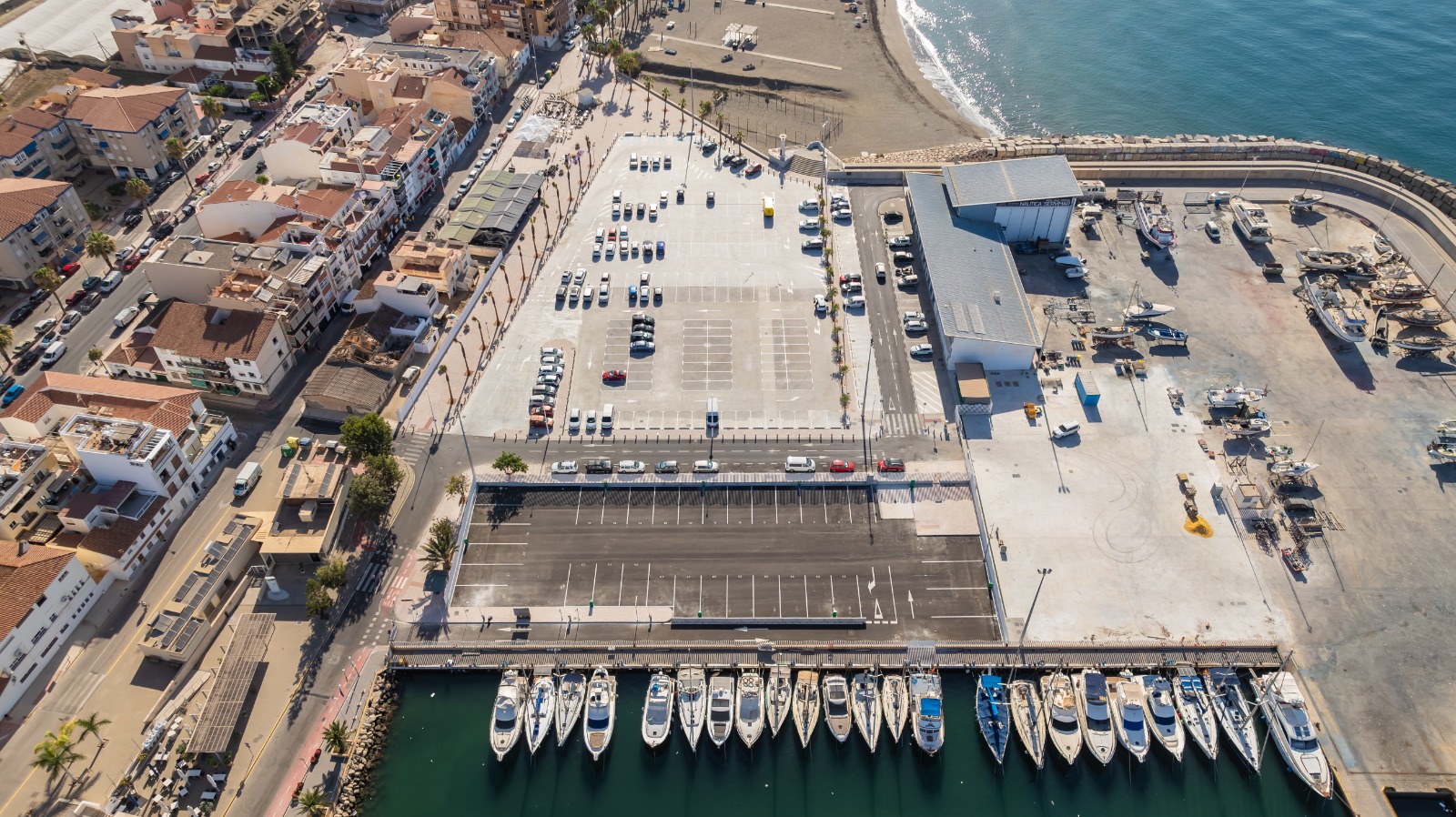 Ubicación: Puerto La Caleta, 29751, Caleta de Vélez (Málaga)<br />
Objetivo: Reordenar la zona de levante incorporando: viario, aparcamiento, aparcamiento de autocaravanas y vegetación.<br />
Trabajos a realizar:<br />
•	Reordenar 16.500m2 aproximadamente, dotando de continuidad al carril bici y recorridos peatonales.<br />
•	Demoler los restos de cimentación de los edificios ya desmontados.<br />
•	Nuevo vial para tráfico rodado de conexión entre la calle Miguel Ariza y la calle Las Casillas, anulando la existente.<br />
•	Vial de tráfico rodado actual se urbanizará un espacio peatonal-ciclista dotándolo de elementos de mobiliario urbano y de vegetación.<br />
•	Trasladar los equipos e instalaciones de área de autocaravanas.<br />
•	Dotar de servicios de electricidad, alumbrado, telecomunicaciones, abastecimiento, saneamiento y riego a los viales y parcelas resultantes.<br />
