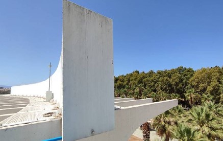Trabajos a realizar:<br />
•	Tratamiento de pilares metálicos y viga-cajón con corrosión localizada. </p>
<p>•	Restauración de placas de anclajes y pernos de sujeción de costillas con viga-cajón.</p>
<p>•	Eliminación de fisuras y oquedades en costillas de pérgola, así como preparación del soporte y pintado de costillas con pintura anticarbonatación.</p>
<p>•	Restauración de elementos de hormigón (soportes o pescantes) y vigas metálicas en la pasarela cruceros en muelle 2.<br />
