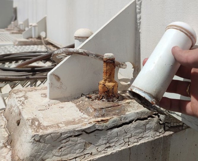 Trabajos a realizar:<br />
•	Tratamiento de pilares metálicos y viga-cajón con corrosión localizada. </p>
<p>•	Restauración de placas de anclajes y pernos de sujeción de costillas con viga-cajón.</p>
<p>•	Eliminación de fisuras y oquedades en costillas de pérgola, así como preparación del soporte y pintado de costillas con pintura anticarbonatación.</p>
<p>•	Restauración de elementos de hormigón (soportes o pescantes) y vigas metálicas en la pasarela cruceros en muelle 2.<br />
